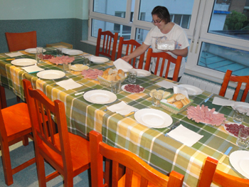 Mesa lista para la cena.